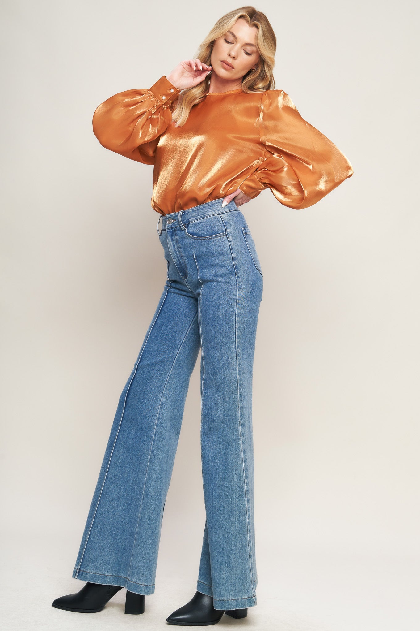 OUTING LIGHT WOVEN TOP