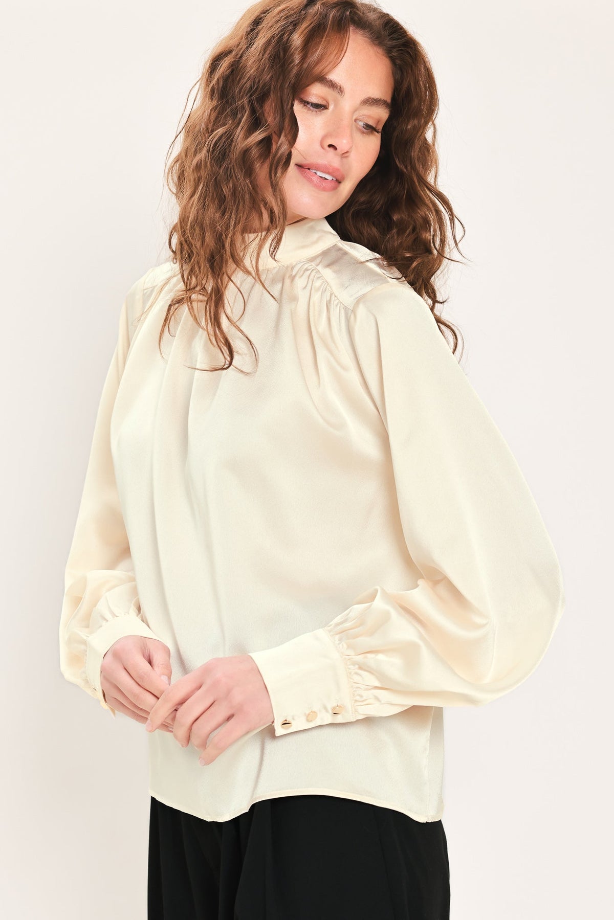 CREAM REFINED HIGH-NECK BLOUSON-SLEEVE TOP