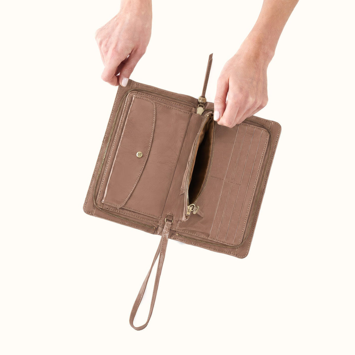 Evolve Wristlet In Polished Leather - Woodsmoke