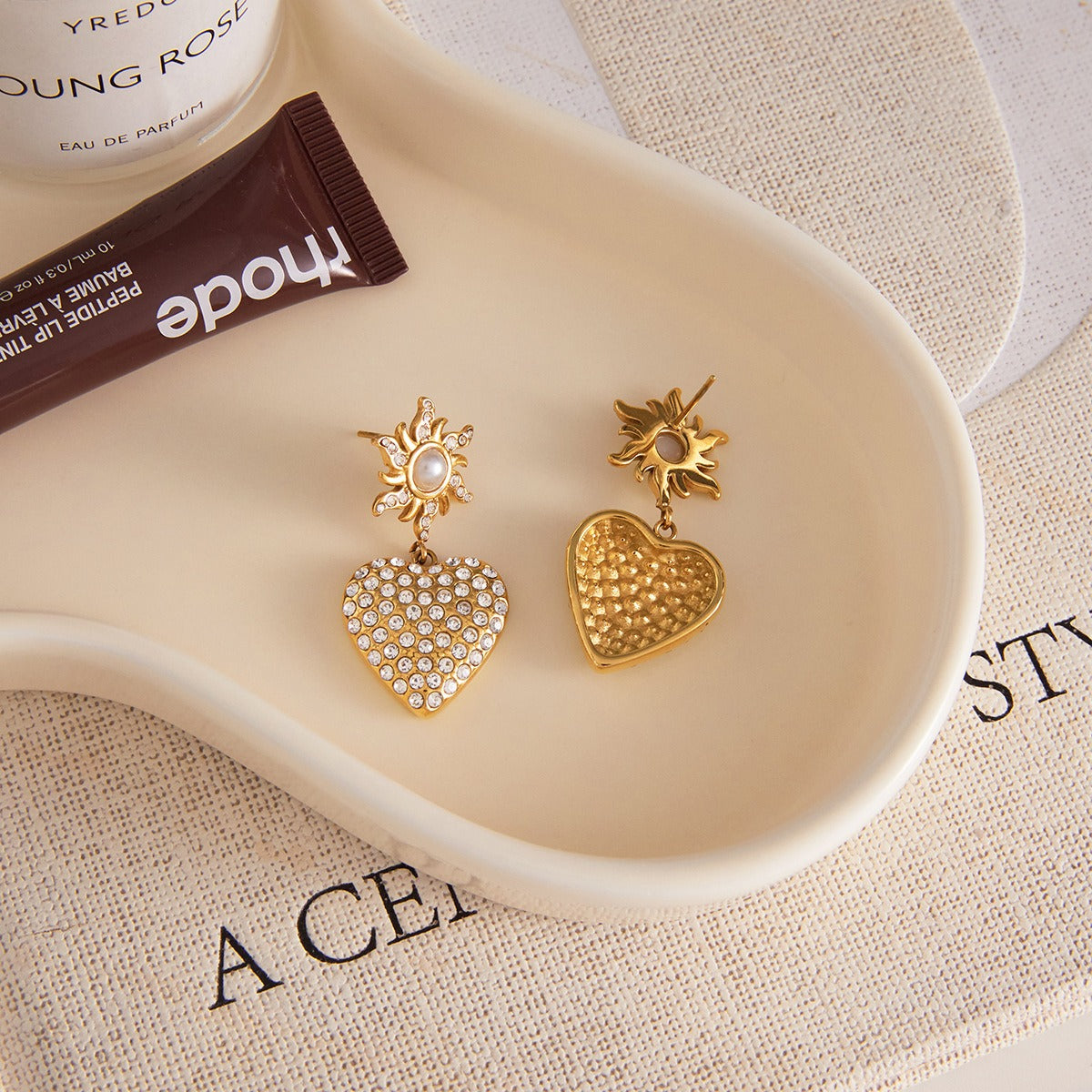 18K gold-plated, rhinestone-embellished heart-shaped pearl titanium steel stud earrings