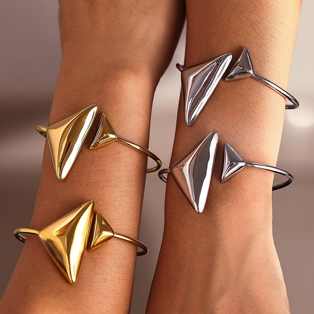 18K gold large and small triangle design simple and elegant open bracelet