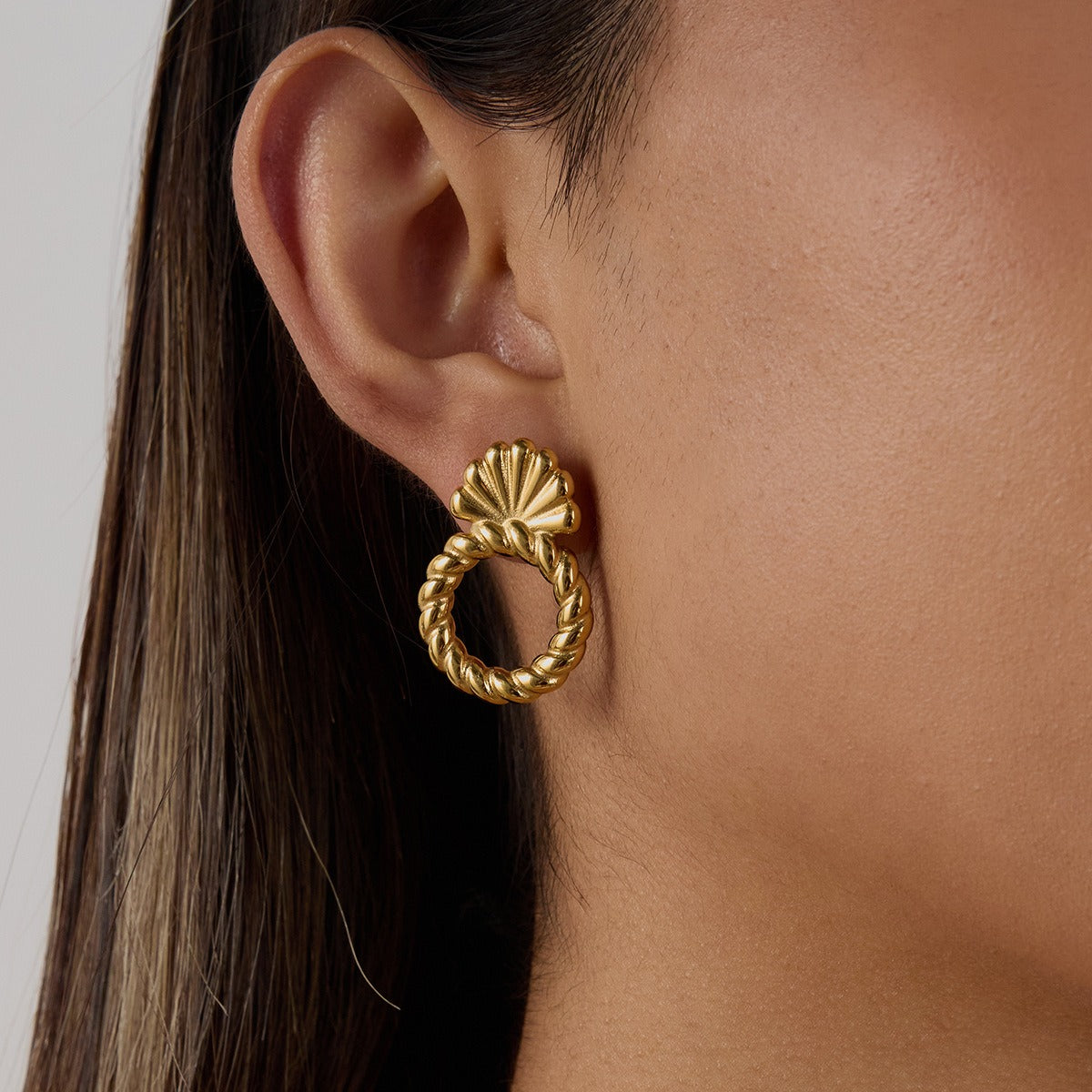 18K gold hollow round with shell-shaped design simple personality earrings