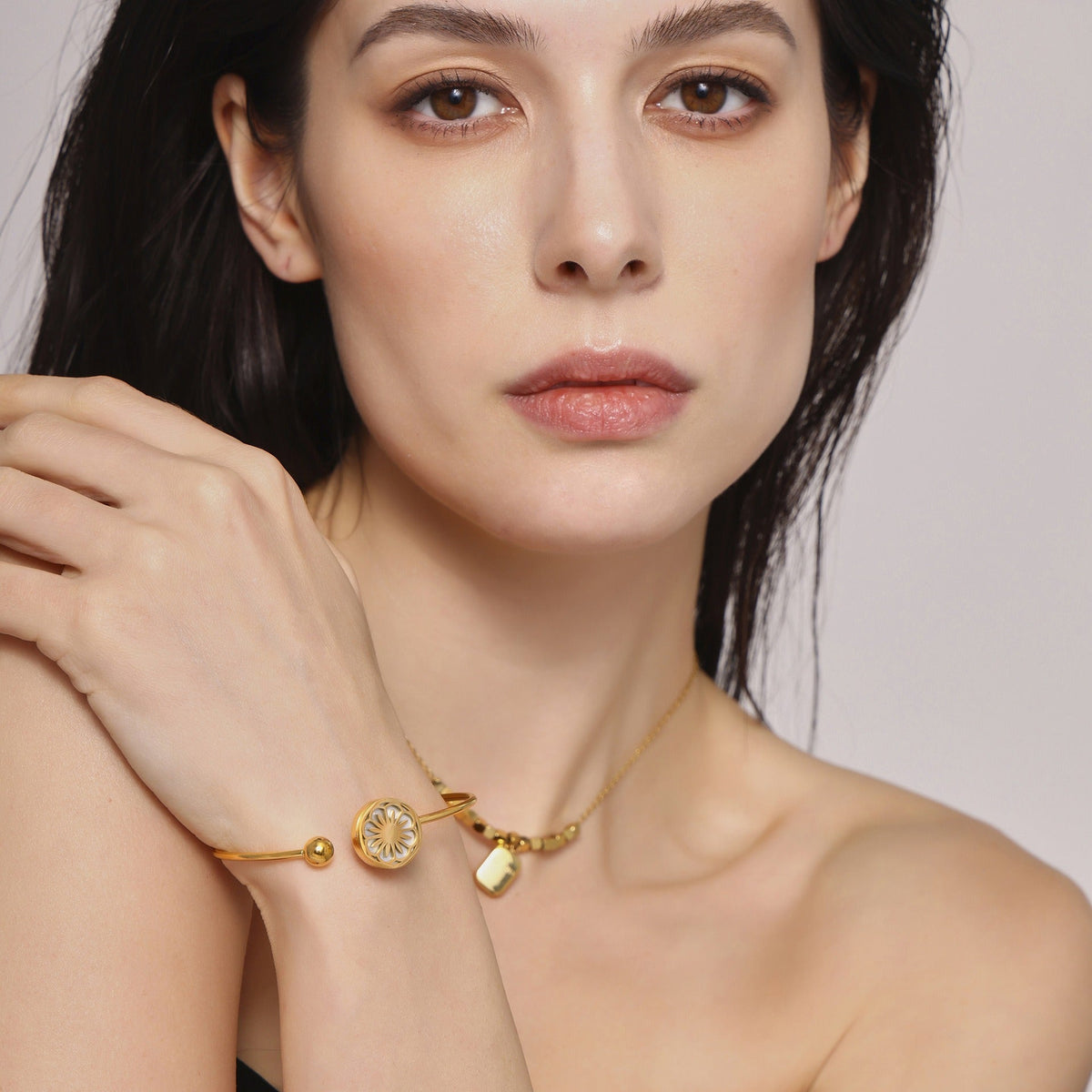 18K gold round bracelet with hollow flower pattern design, classic and fashionable