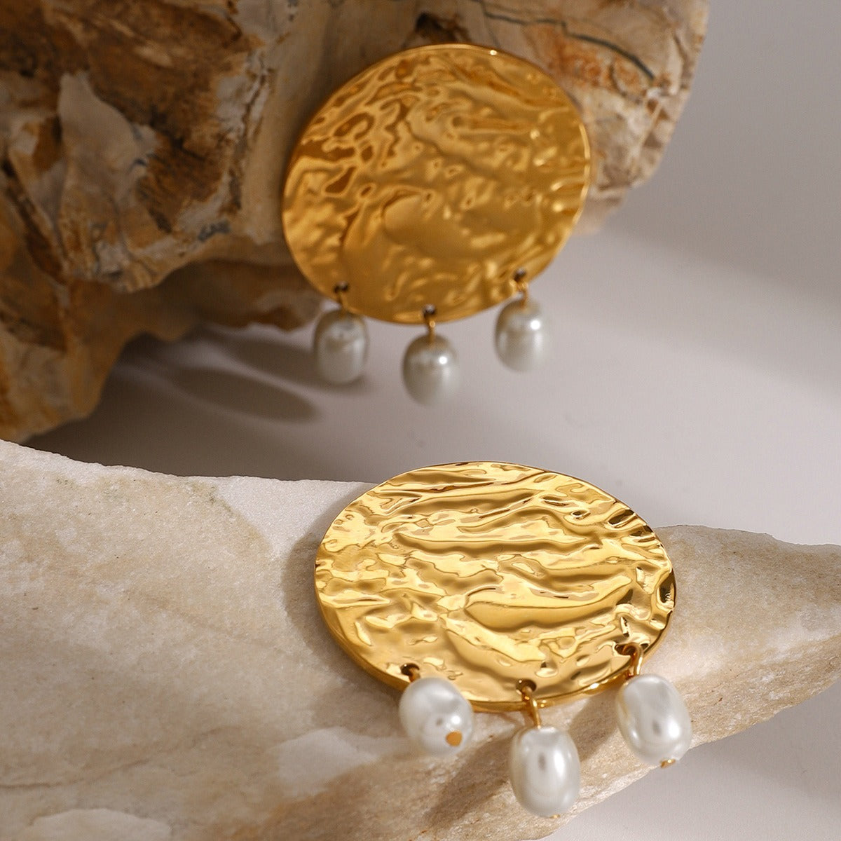 18K gold stylish round earrings with hammered and pearl design