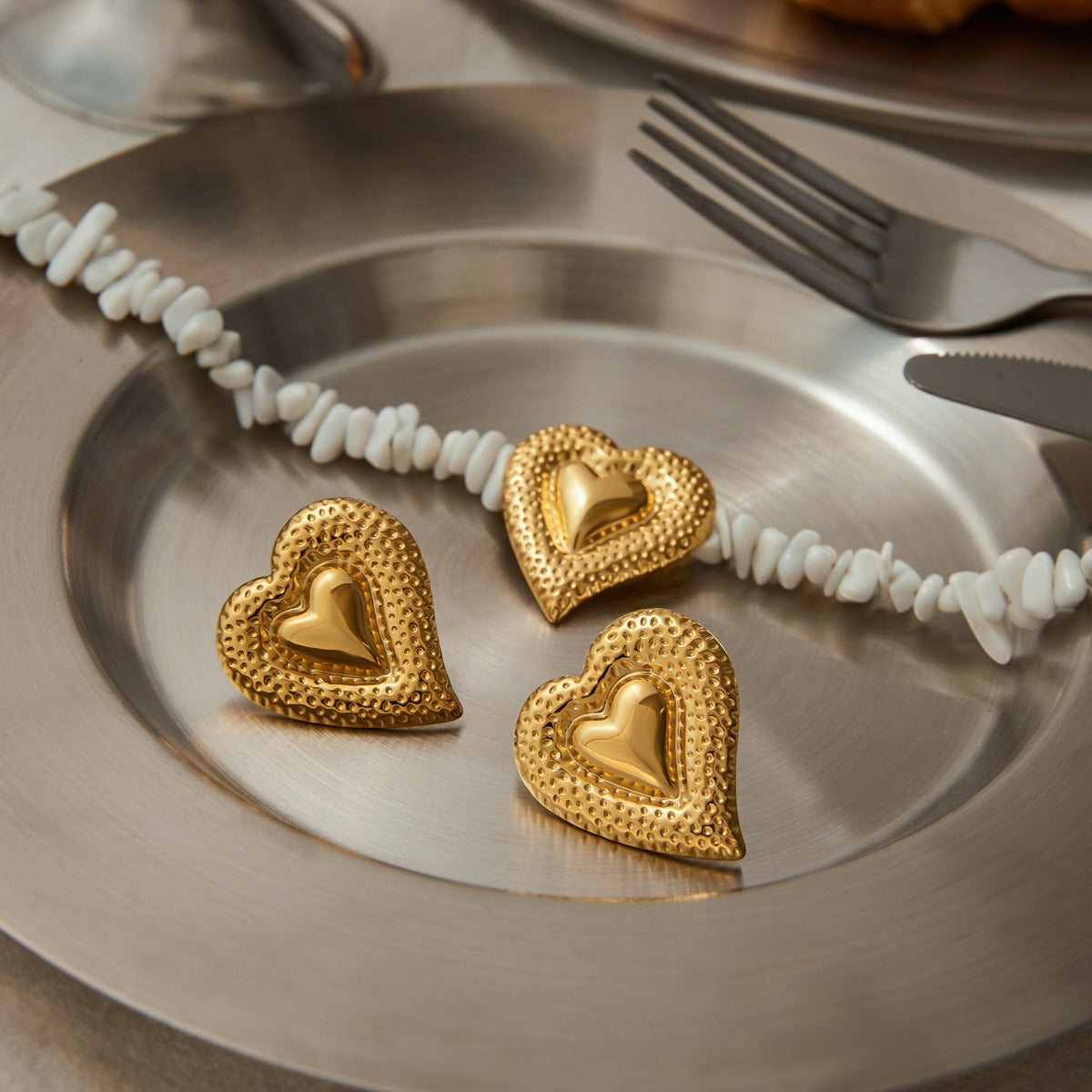 18K gold heart-shaped earrings and necklace set with exquisite texture design