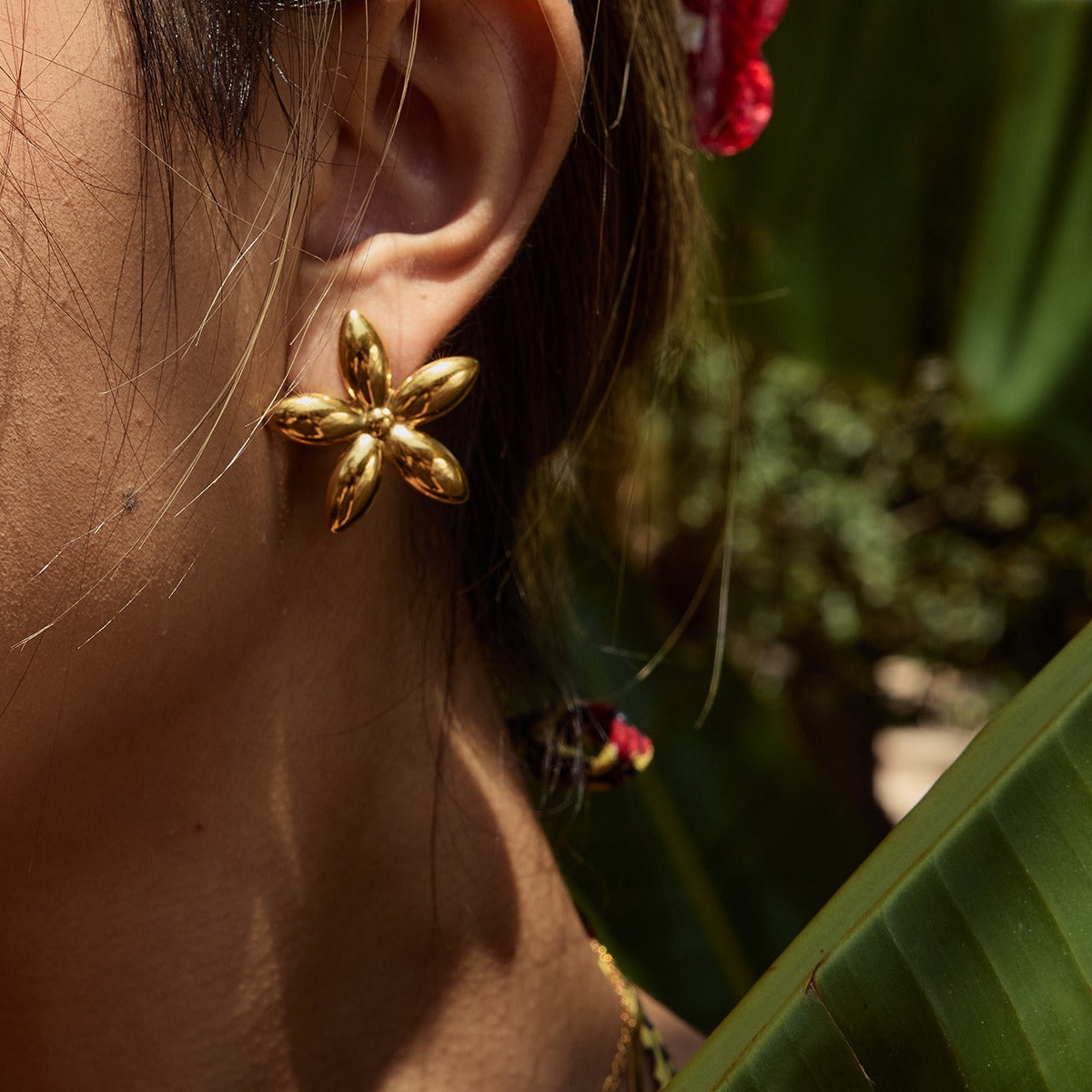 18K gold five-leaf flower design light luxury noble earrings