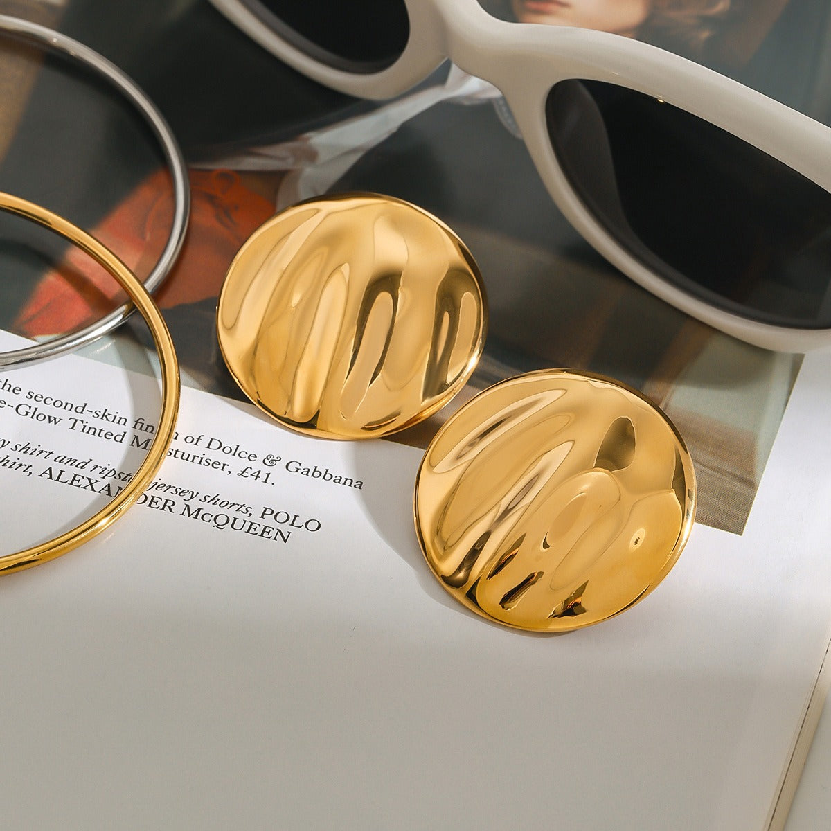 18K gold round earrings with textured design, simple and elegant