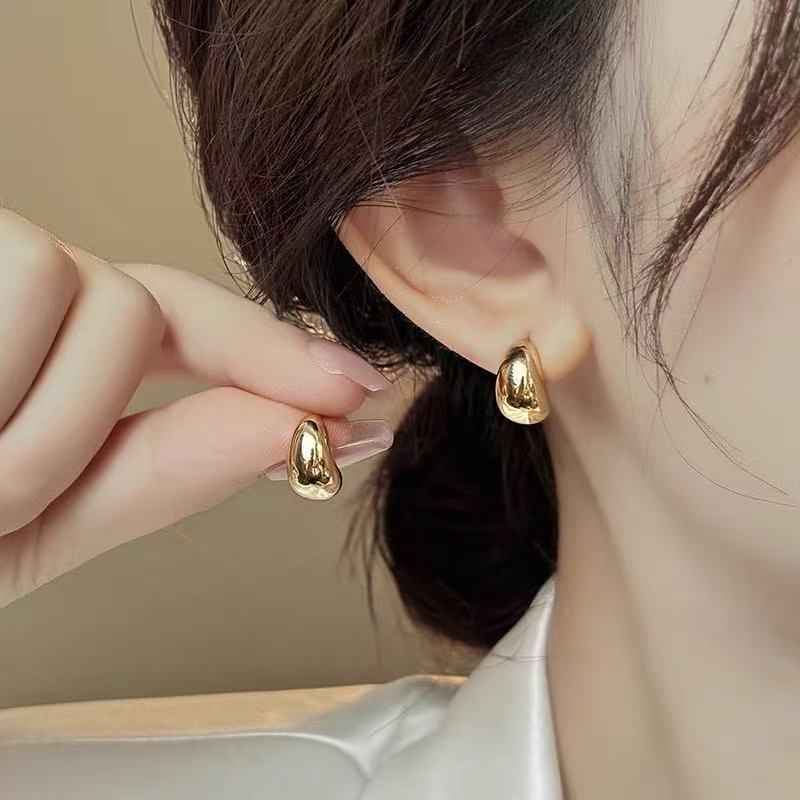 925 Silver Needle Internet Celebrity Same Style Gold Earrings Women's Light Luxury High-end Elegant All-match Earrings Retro New Earrings