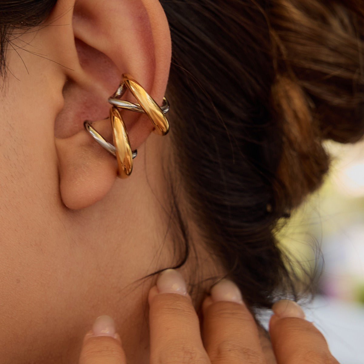 18K gold C-shaped inlaid pearl design classic and fashionable earrings