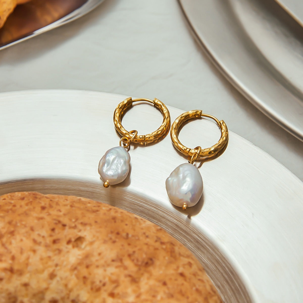 18K gold inlaid pearls exquisite design noble earrings