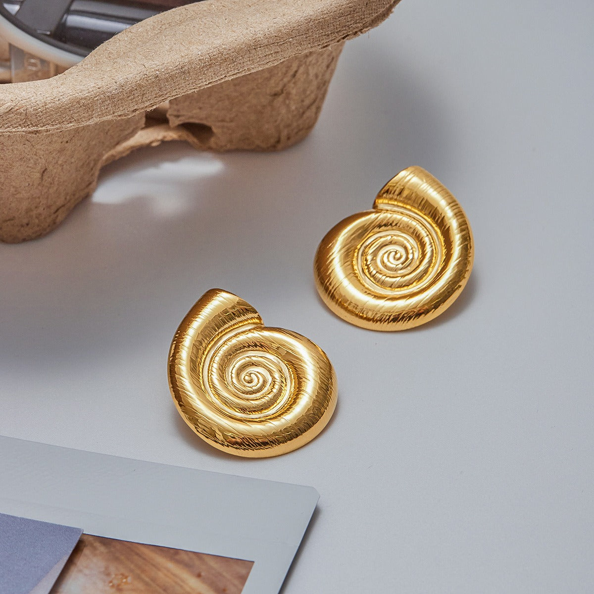 18K gold conch-shaped earrings with a simple and unique texture design
