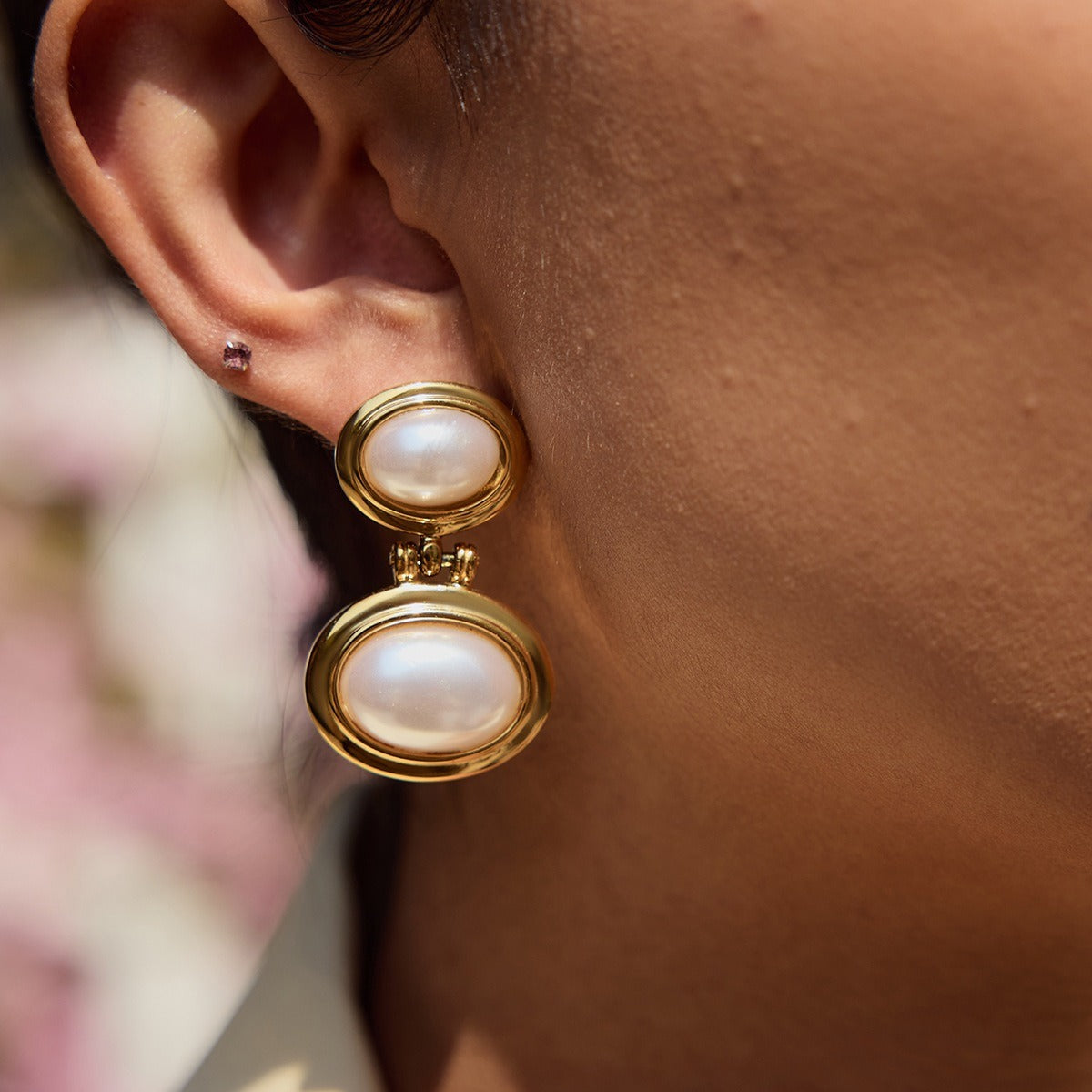 18K gold oval inlaid pearl design light luxury noble earrings