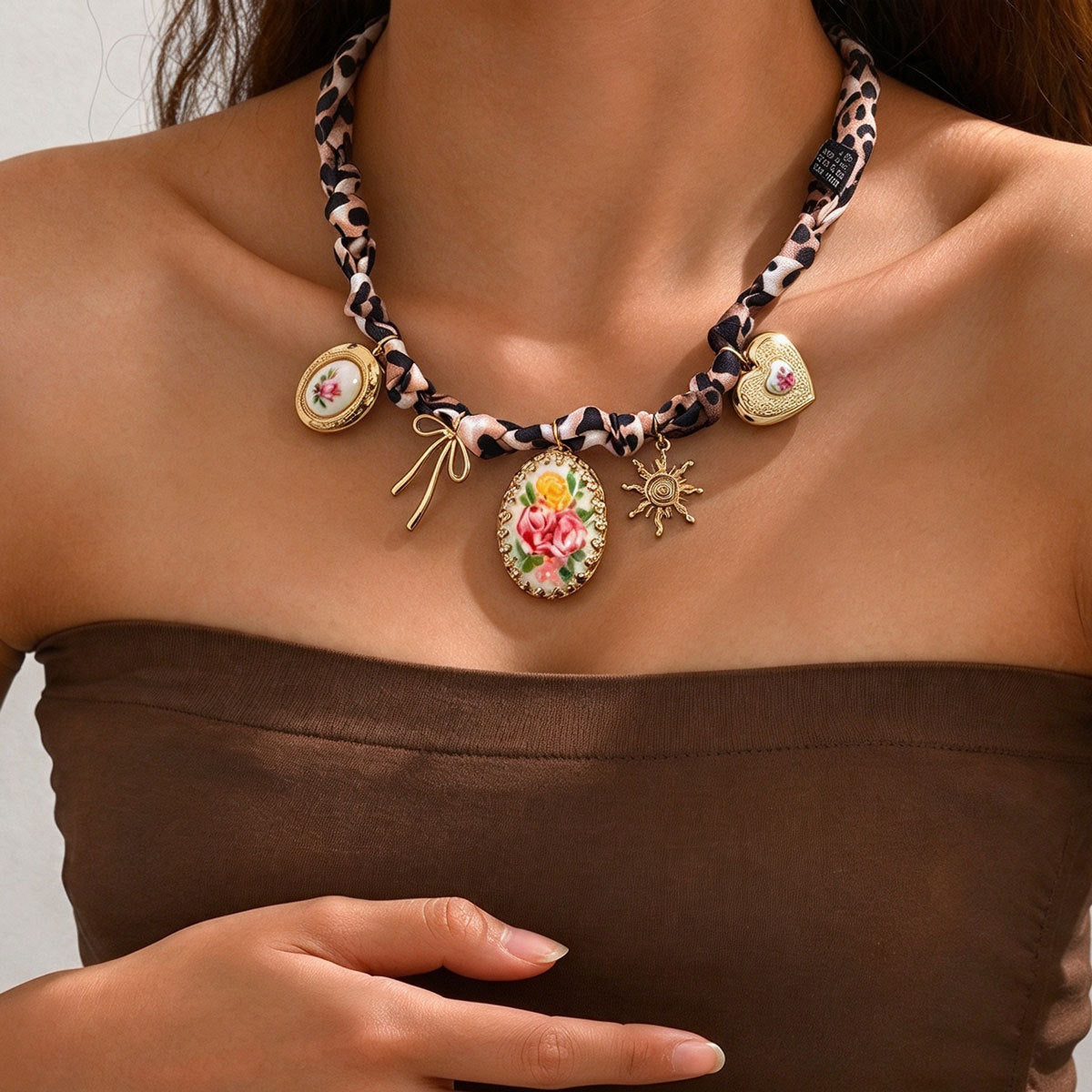 European American Style Unique Leopard Print Heart Pendant Necklace For Women, Inlaid Gemstone Clavicle Chain, Niche Neck Jewelry