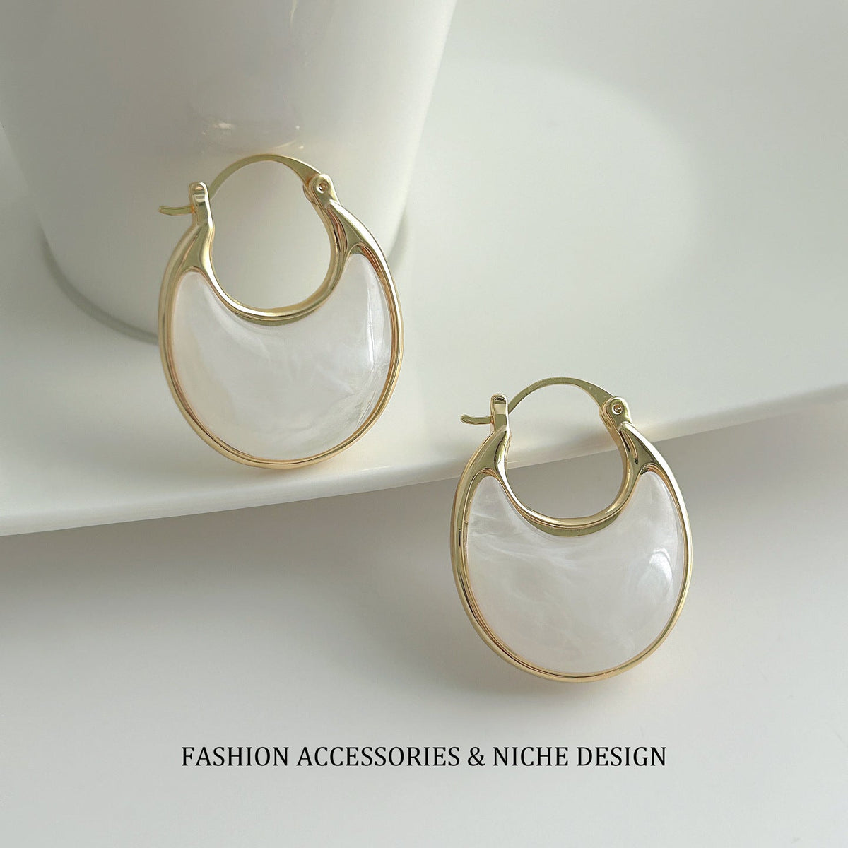 Fashionable U-shaped Gradient Color Crescent Earrings