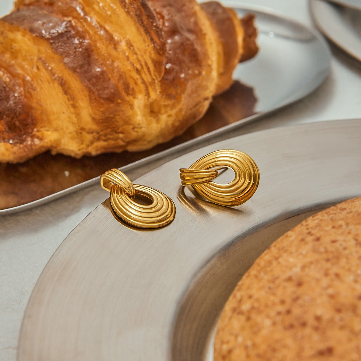 18K gold teardrop-shaped earrings with textured design, classic and fashionable