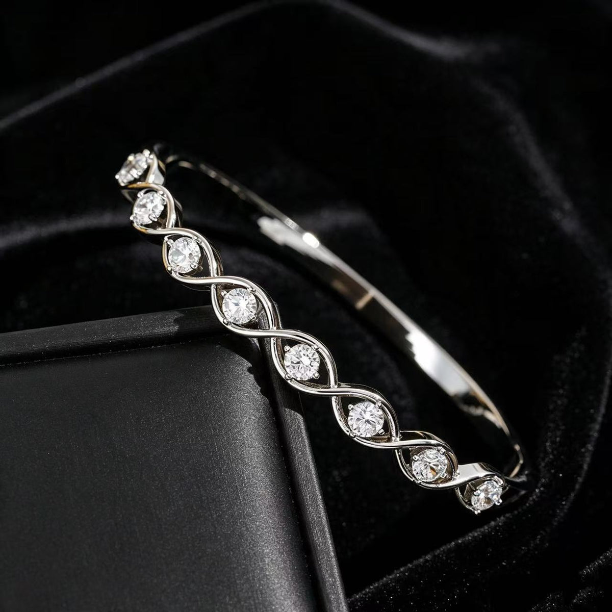 New Light Luxury Exquisite Zircon Buckle Closure Geometric Bangle For Women, Fashion Commuter Versatile High Sense Bracelet