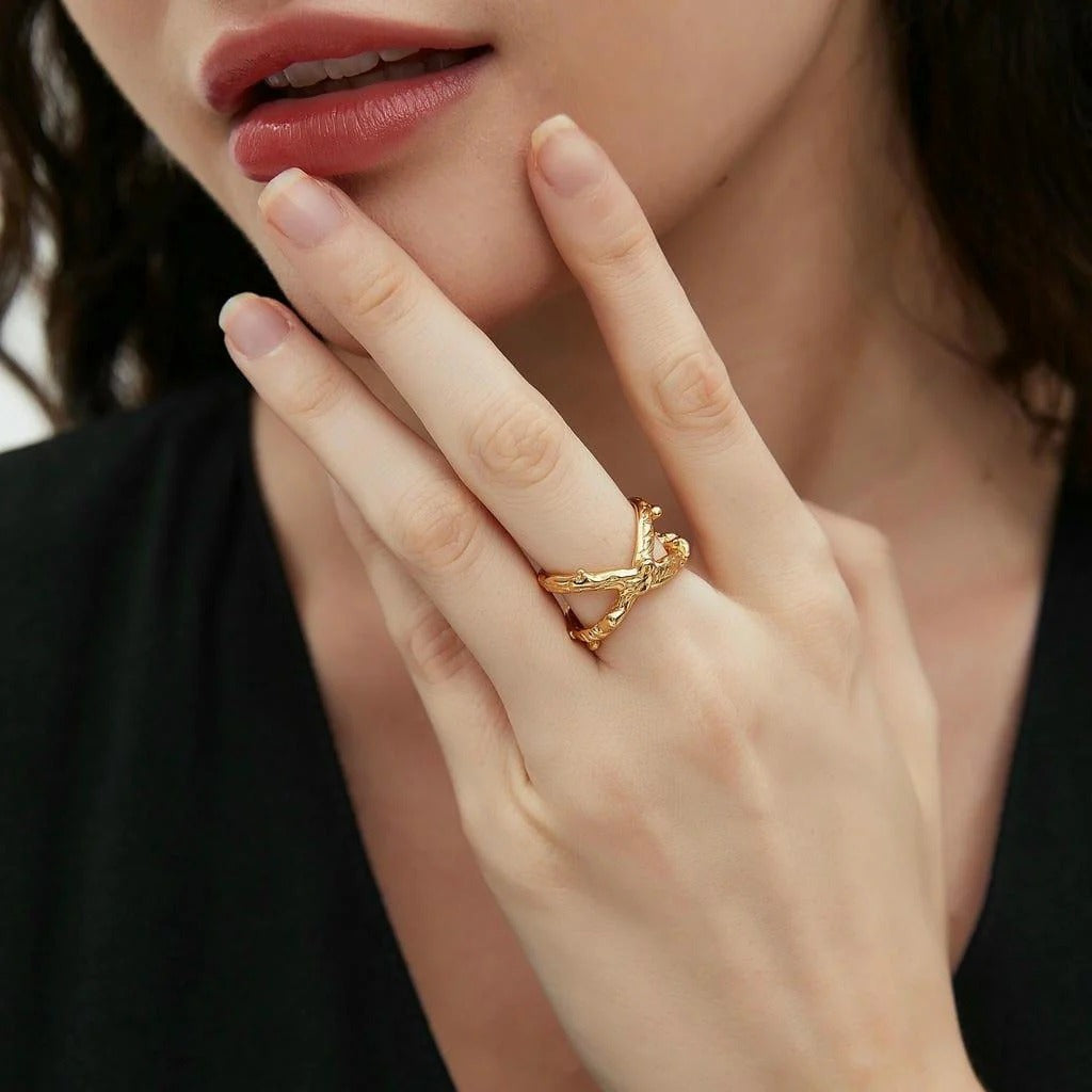 18K gold X-shaped ring with textured design, simple and personalized