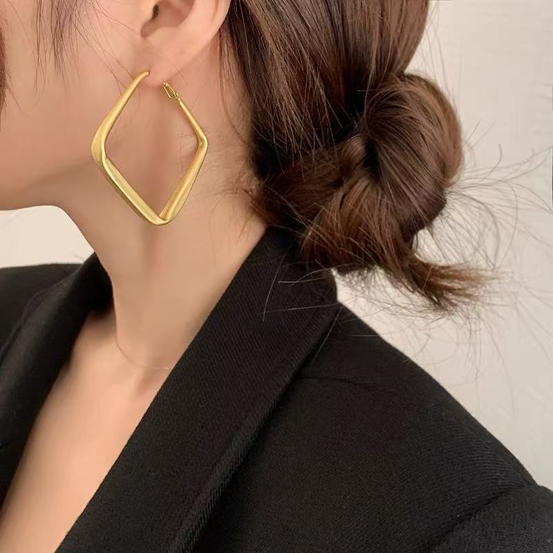 925 Silver Needle Internet Celebrity Same Style Gold Earrings Women's Light Luxury High-end Elegant All-match Earrings Retro New Earrings