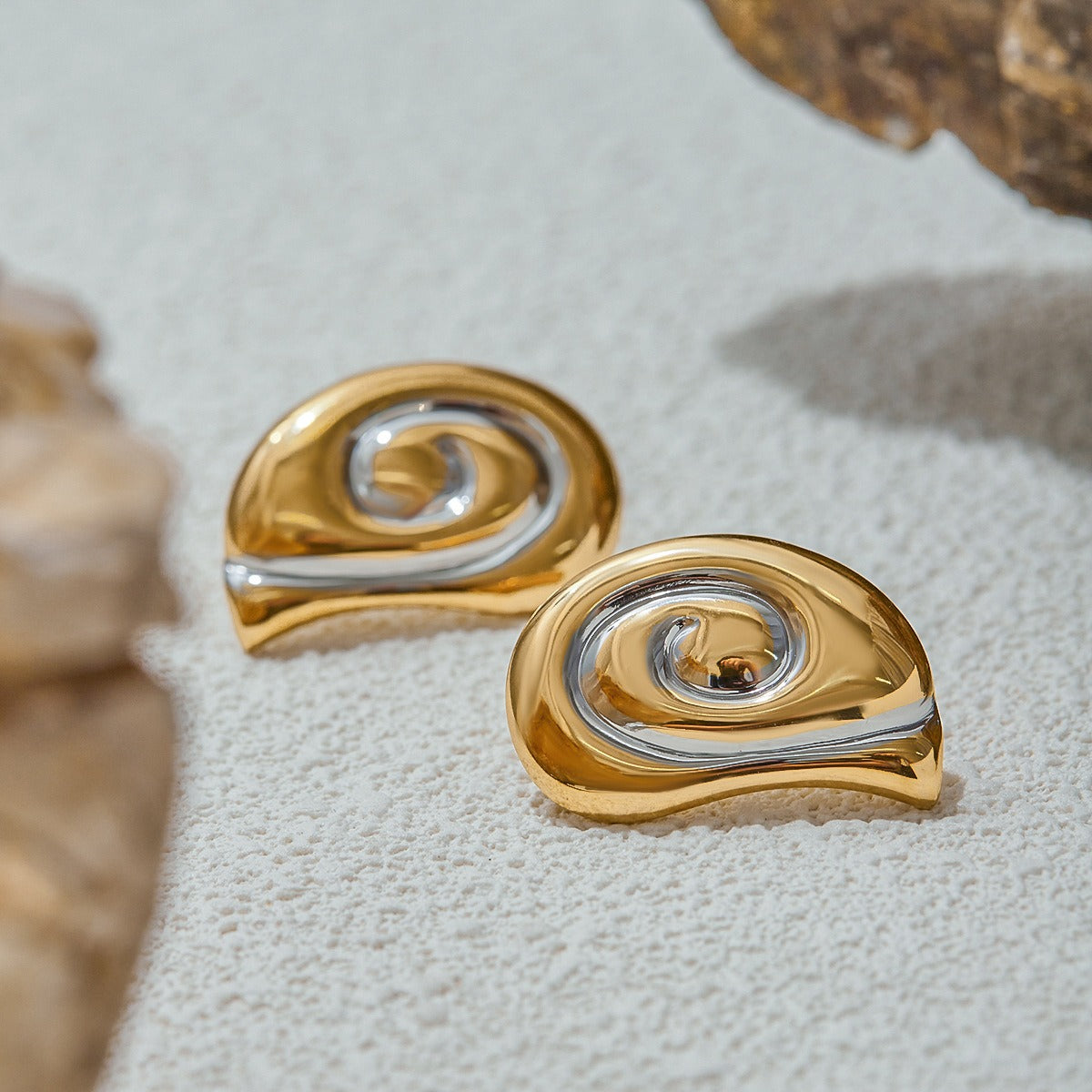 18K gold conch-shaped earrings with gold and silver color matching design and ocean style