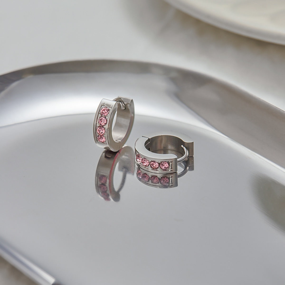 Heart-shaped earrings inlaid with gemstones, exquisite and dazzling