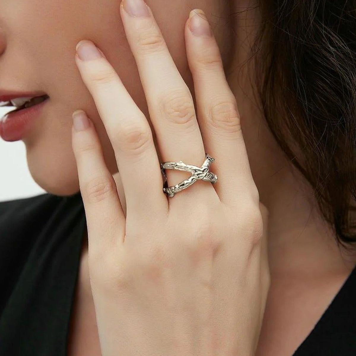 18K gold X-shaped ring with textured design, simple and personalized