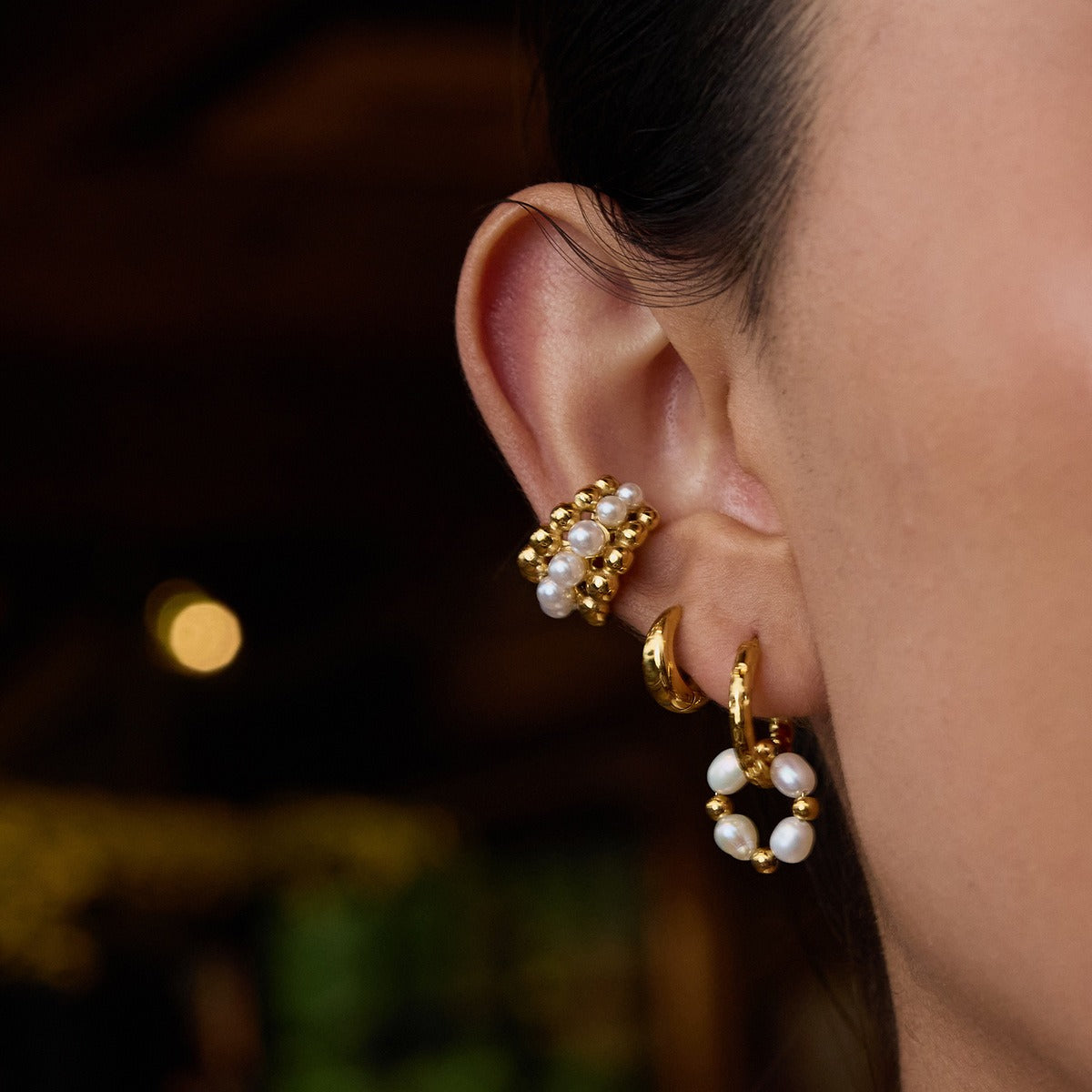 18K gold C-shaped inlaid pearl earrings with exquisite design